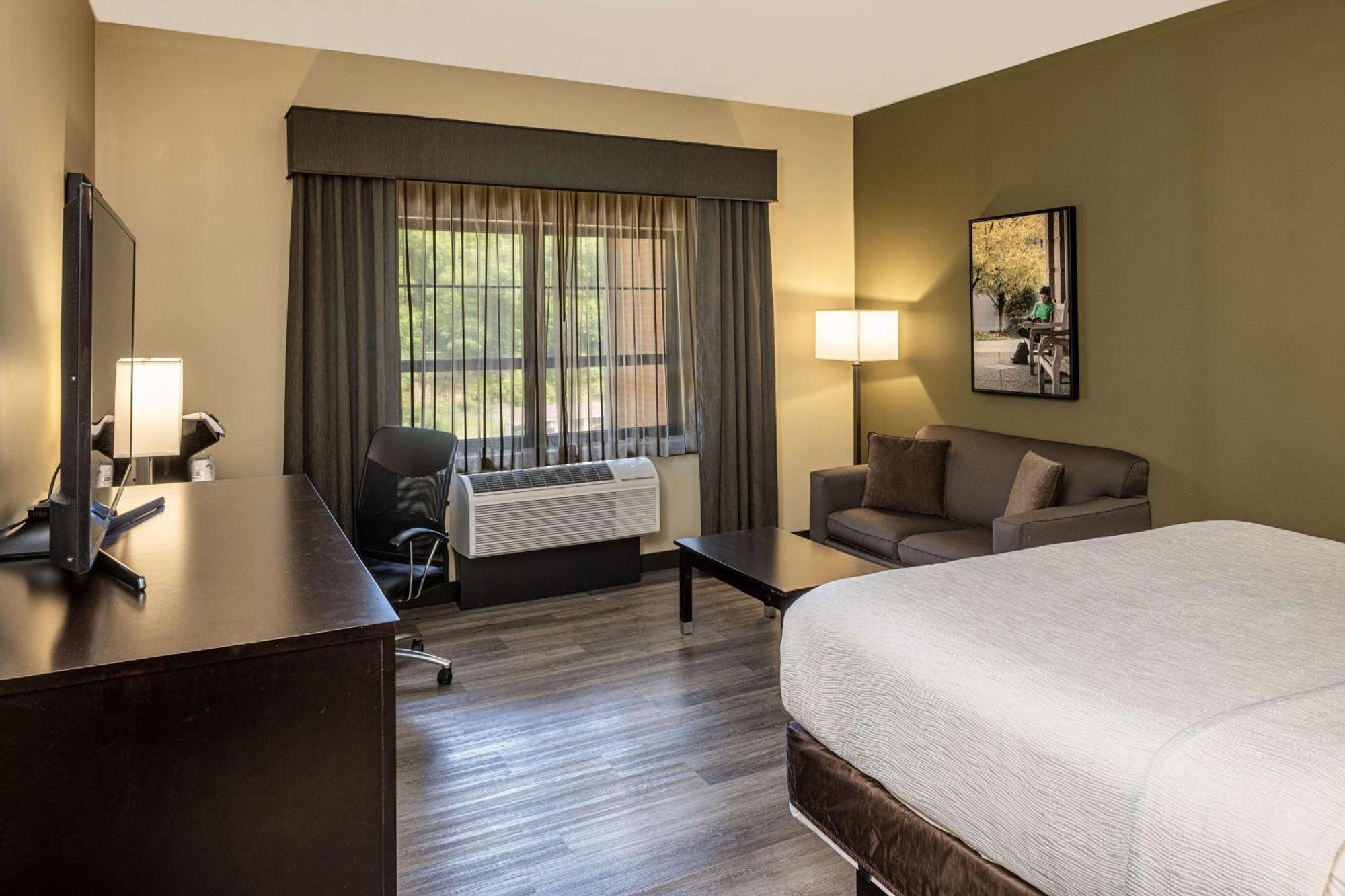 Best Western Plus Franciscan Square Inn & Suites Steubenville Exterior photo
